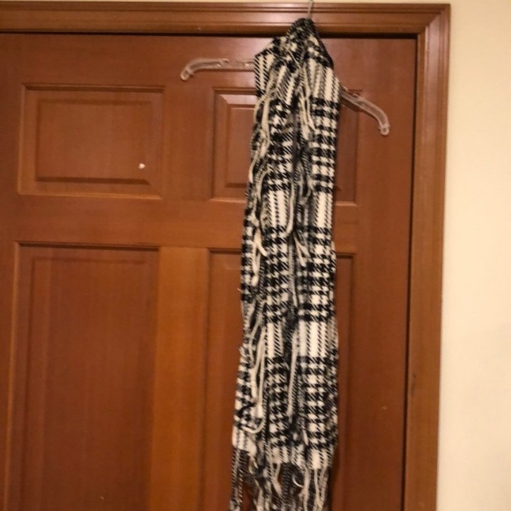 Banana Republic black and white fringe scarf